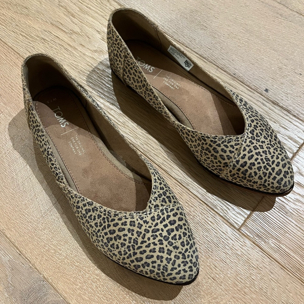 TOMS ballet flats in cheetah print